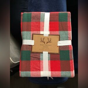 New “WELL DRESSED НОМЕ" TABLECLOTH 60" × 104" (152CM X 264CM) sparkle